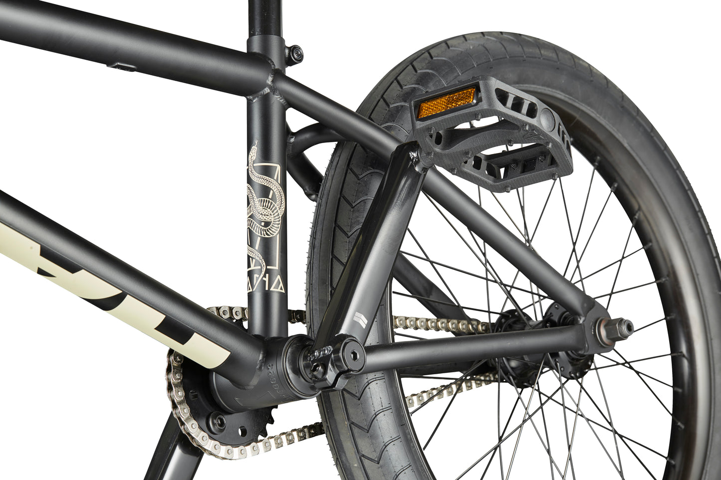 Close-up of Dana’s rear wheel, pedal, and chain highlights its street style and pro-level performance details.