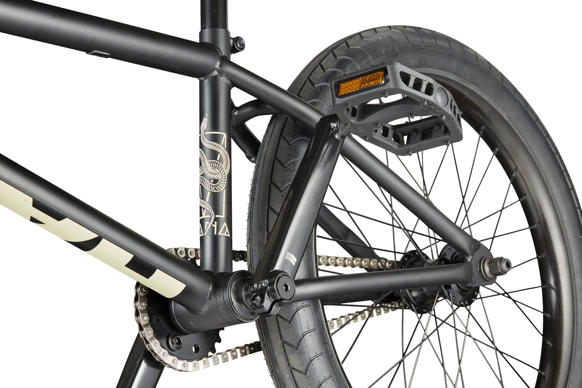 Close-up of Dana’s rear wheel, pedal, and chain highlights its street style and pro-level performance details.