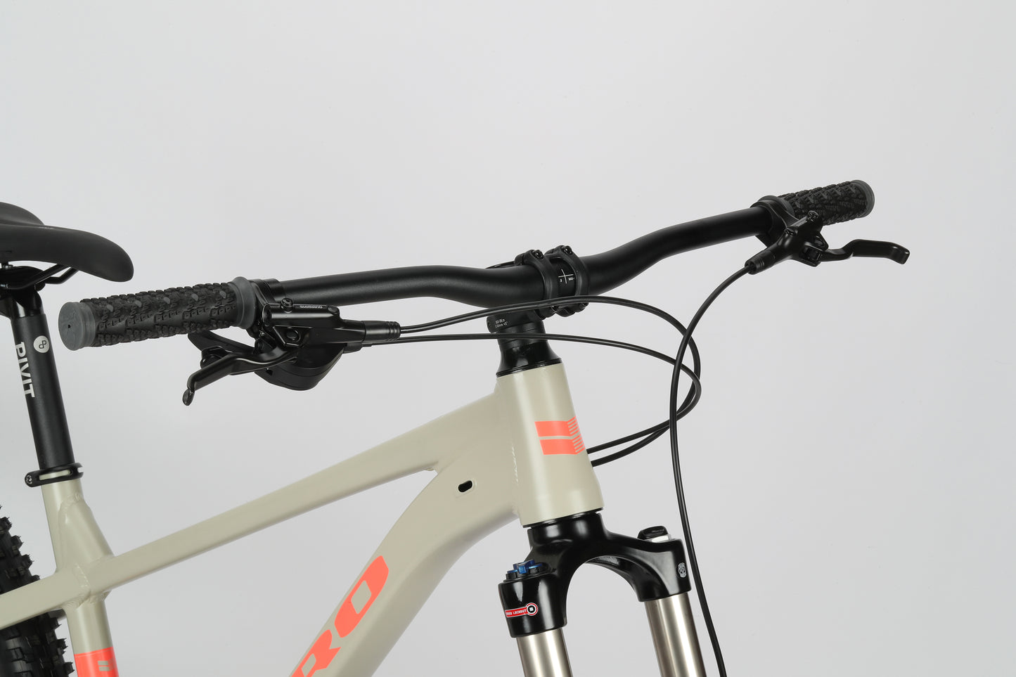 Close-up of the Double Peak 2 front with an aluminum frame, black handlebars, and hydraulic disc brakes on a white background.