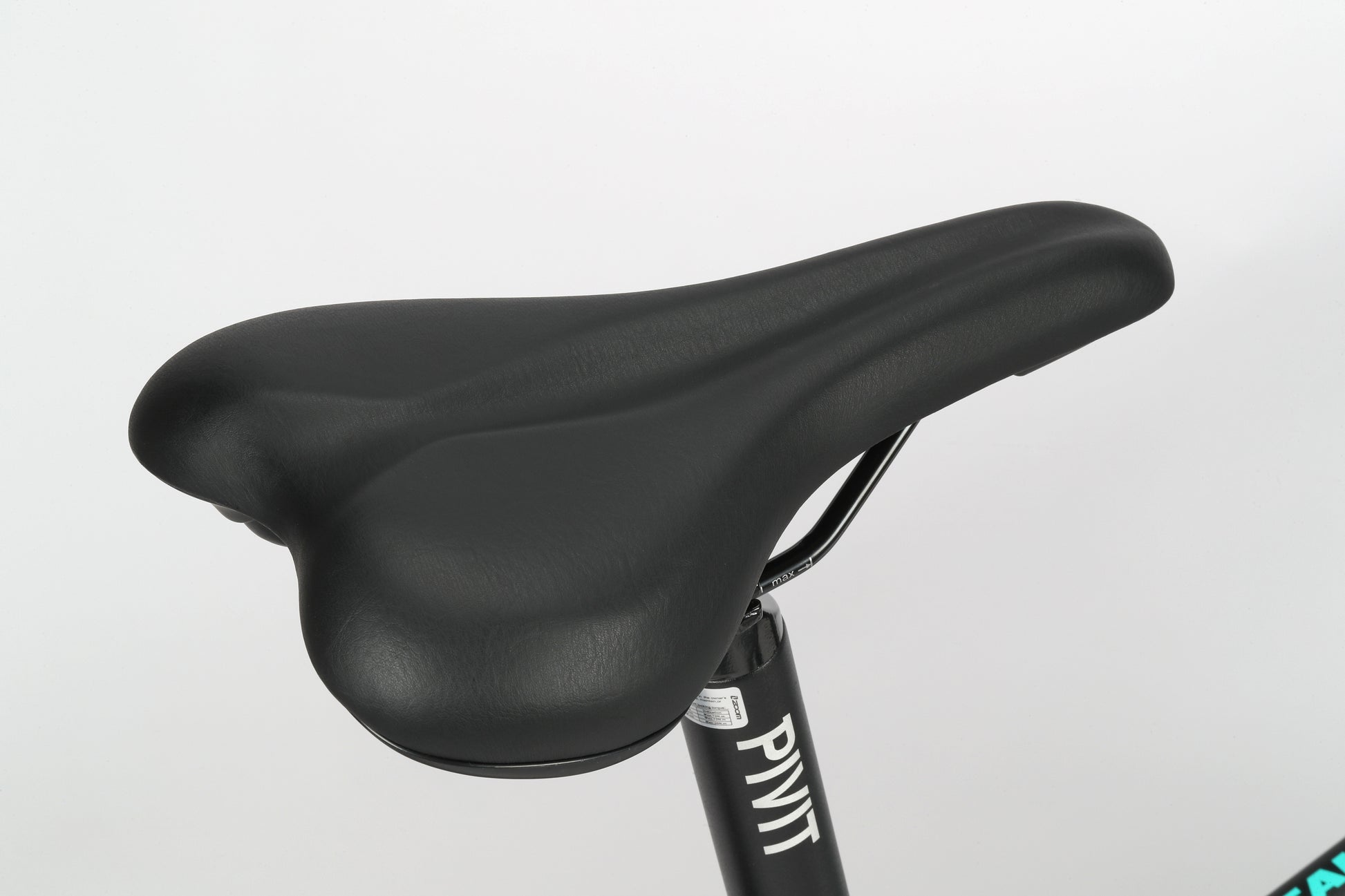 The Double Peak 3 bike features a black, ergonomic bicycle seat against a plain white background, perfect for your next MTB adventure.