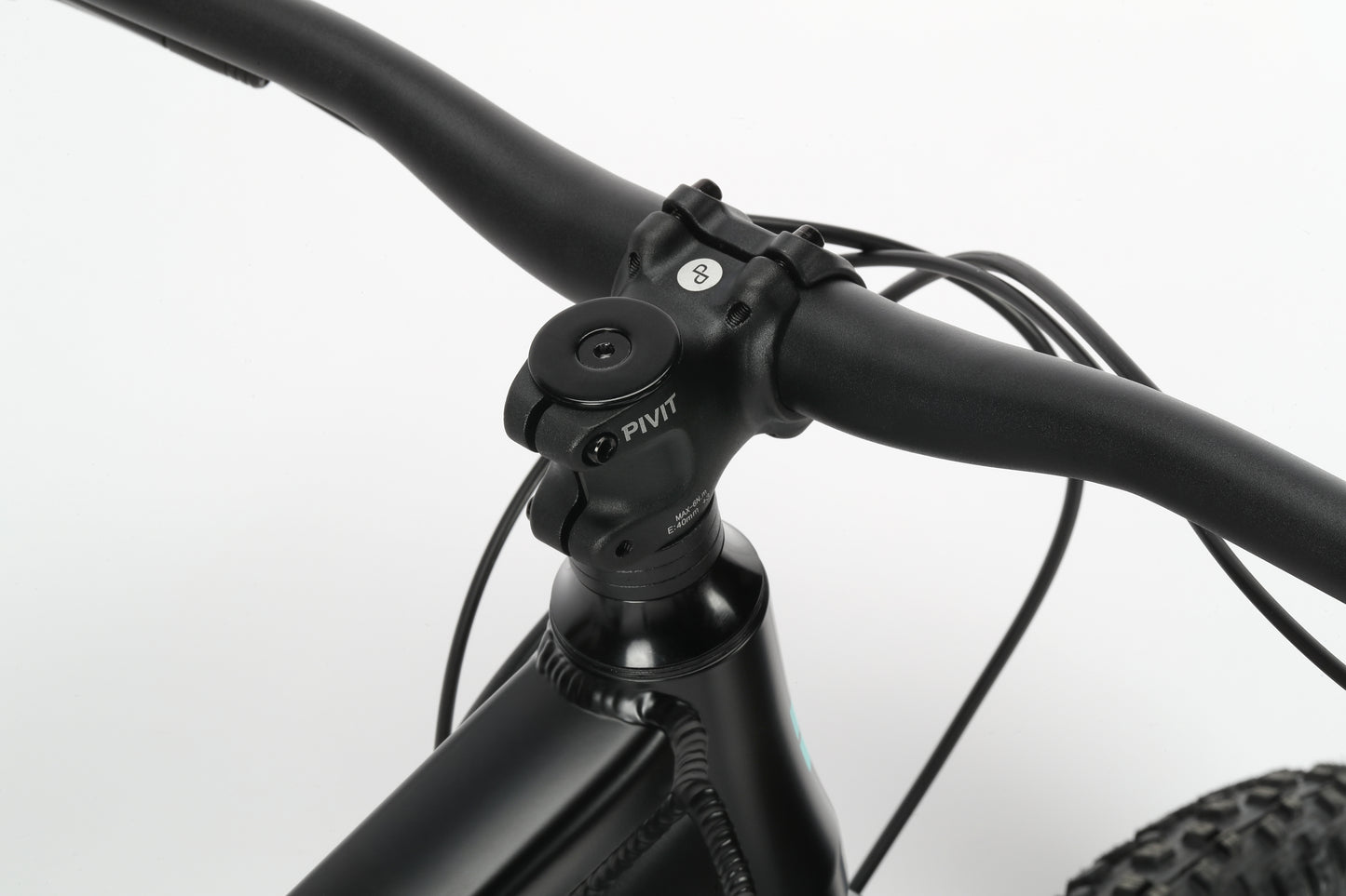 Close-up of the Double Peak 3s black handlebar and stem, ideal for MTB adventures against a white background.