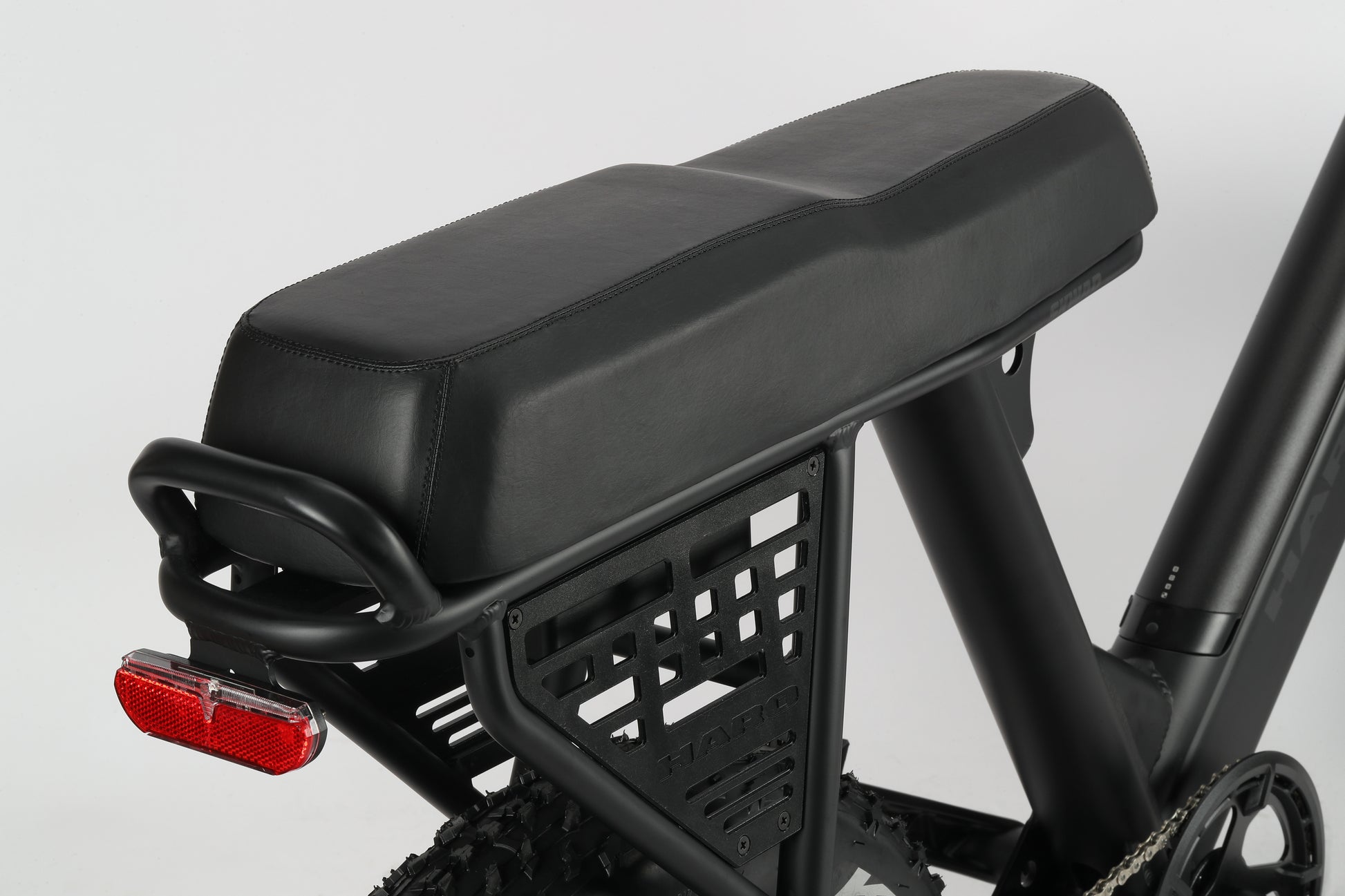 Skwad 1 E-bike seat with rear rack and red reflector on a white background.